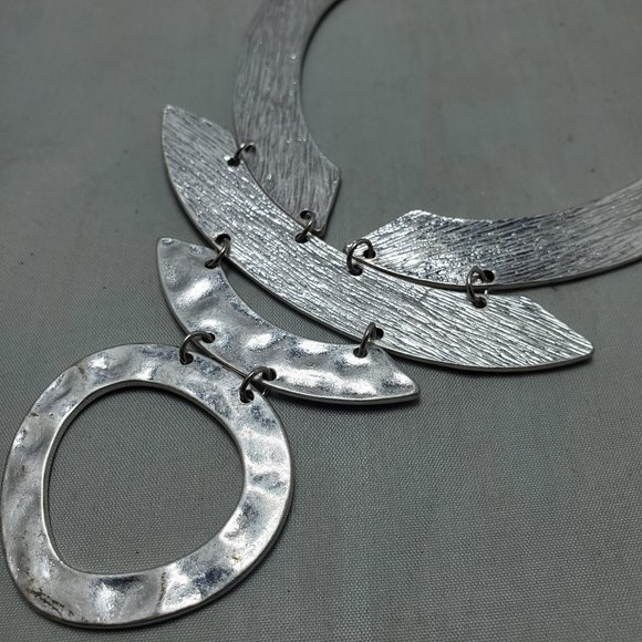 Signature silver geometric shape metal (rhodium) necklace - Picture 5 of 6